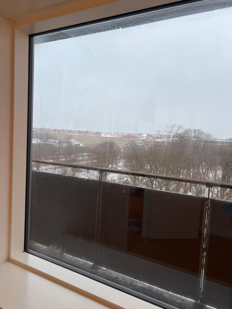 Snavset vindue før indvendig og udvendig vinduespudsning i København