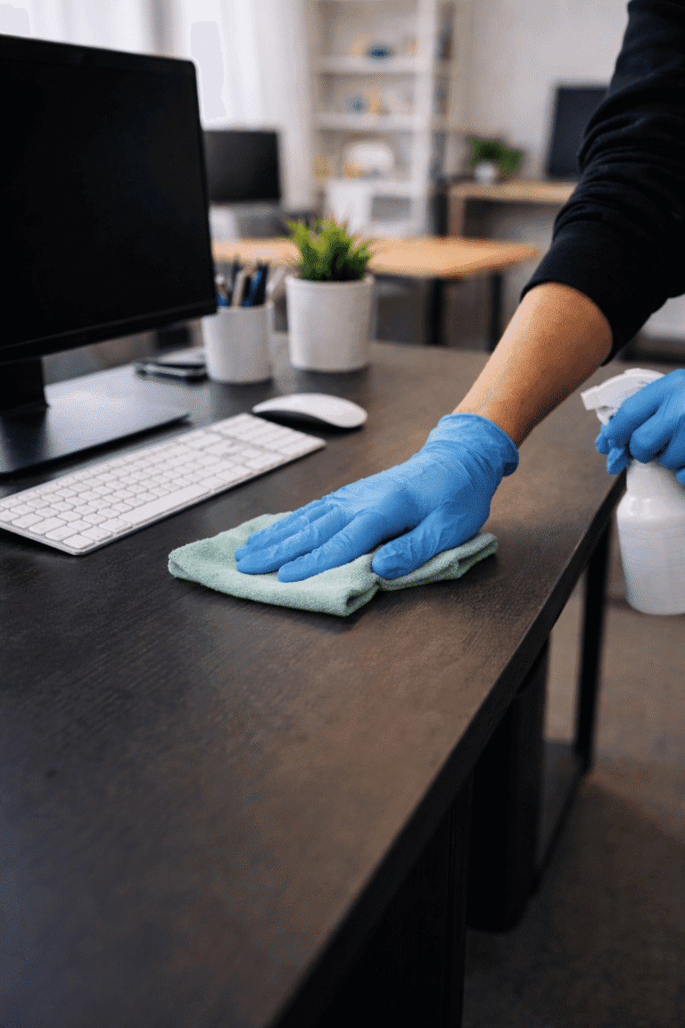 Medarbejder udfører kontorrengøring i moderne kontor i København